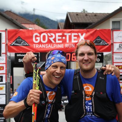 Glückliche "exito Gipfelstürmer" im Ziel in Nassereith. Bis dahin war bei unserer ersten Teilnahme beim GORE-TEX Transalpine-Run​ eine ganze Menge passiert. Erst einmal der Reihe nach ;-)