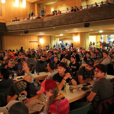 Der Saal ist voll, die Stimmung ist prächtig.