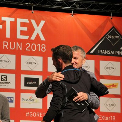 Unser Trail-Freund Patrick von der Landau Running Company​ wird für seine 5. TAR-Teilnahme geehrt.
