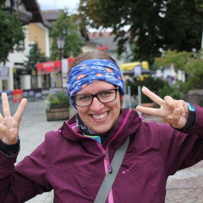 Supporterin Melanie ist SEHR gut drauf. Sie kam extra für einen Tag aus dem Schwarzwald angereist.