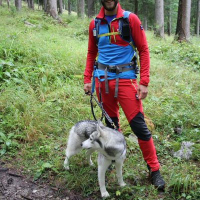Plötzlich taucht der "Trailpabst" mit Leyla auf.