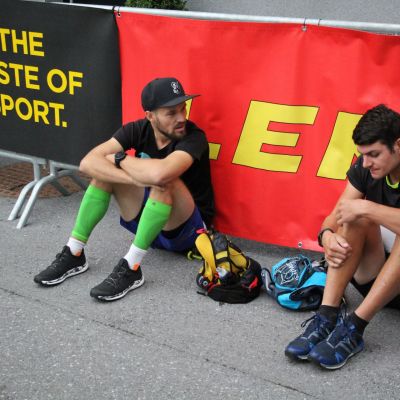 Die ersten Läufer platzieren sich in der Start-Box.