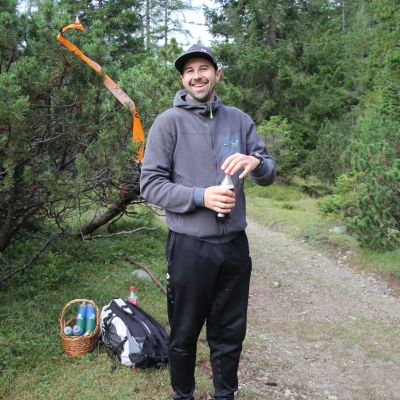 Da ist er wieder. Stefan, Bruder von Thomas Farbmacher​, unterstützt Thomas und seinen Partner David Wallmann​ mit großer Leidenschaft.