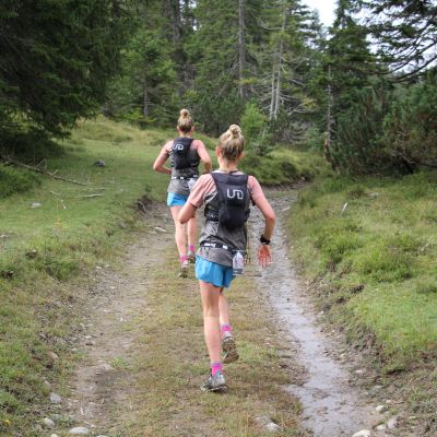Lina und Sanna El Kott Helander gewinnen die WOMEN Kategorie auf der heutigen Etappe mit fast einer Stunde Vorsprung.
