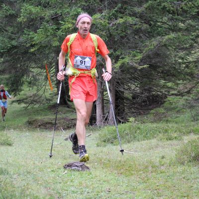 Der TAR ist ein generationen-übergreifender Lauf. Auf einem Bild zelebrieren ein echter Routinier und ein Youngster Trailrunning.