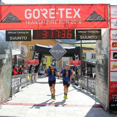 Nach 3:17:27,6 überschreiten die "exito Gipfelstürmer" auf Platz 17 die Ziellinie.