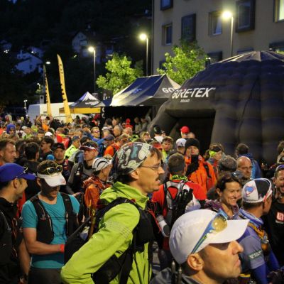 Heute ging es bereits um 6:30 Uhr los. In der Dunkelheit versammeln sich die trail-verrückten TAR-Teilnehmer im Startbereich in  Imst.