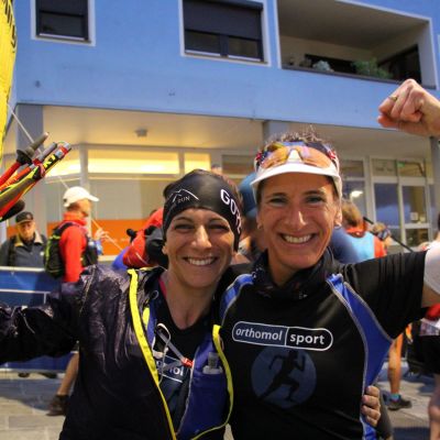 Sandra und Biggi (Team Orthomol Sport​) strahlen schon früh morgens und zeigen, wie motiviert sie sind.