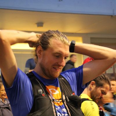 Lars richtet seine Haarpracht ...