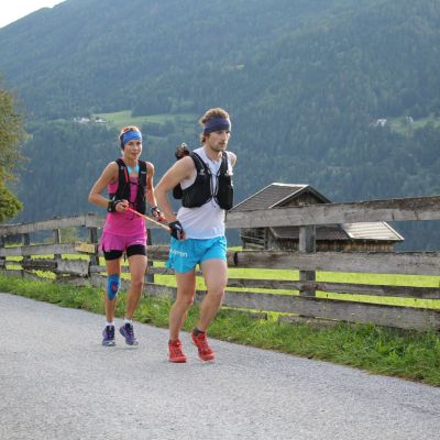 Susi Lell und Daniel Jochum laufen im Takt. Sie werden später 4. in der MIXED Kategorie.