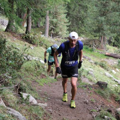 Bei KM 30 liegt das Duo Lukas Naegele / Sebastian Hallmann weiterhin vorn.