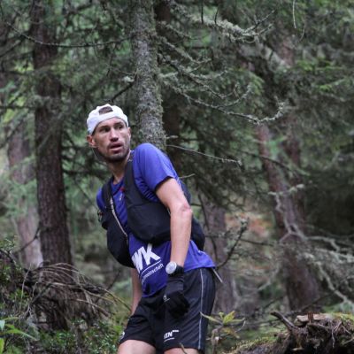 Sebastian dreht sich nach der Konkurrenz um.