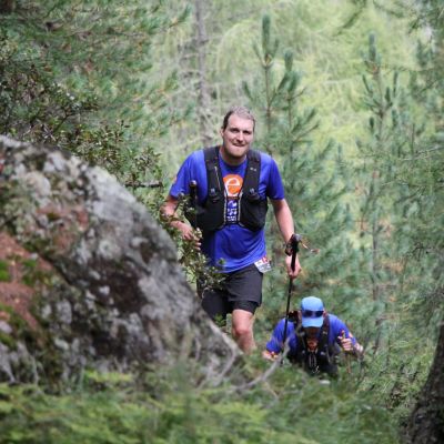 Und erspähen Jochen hinter einem Felsen.