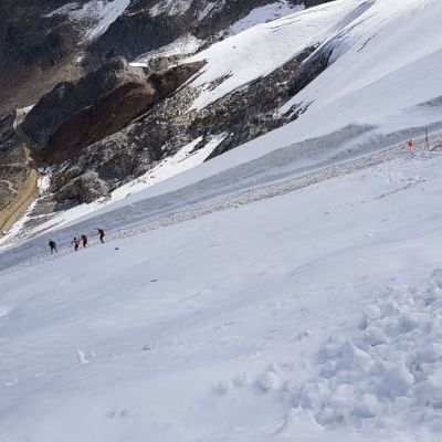 Downhill im Schnee.