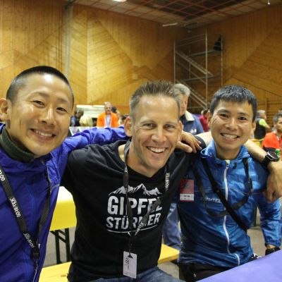 Auf der Pasta-Party mit unseren japanischen Trail-Freunden Takashi und Koji. Wir sind bereits für den Ultra Trail du Mont Blanc - UTMB​ 2019 verabredet.