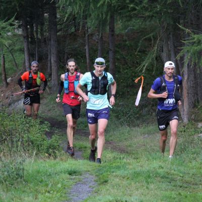 Die Spitze des Feldes taucht auf. In Führung das Duo Lukas Naegele / Sebastian Hallmann. Sie gewinnen später die Etappe.