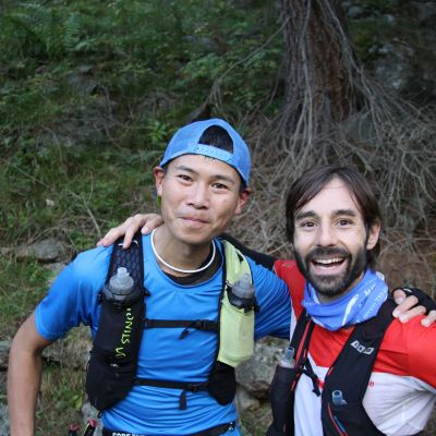 Pablo aus Mallorca gesellt sich dazu und ein Foto mit Takashi entsteht. Auch das ist Trailrunning!