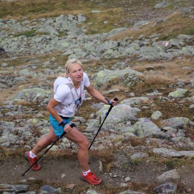 Natalia wirkt etwas gequält.