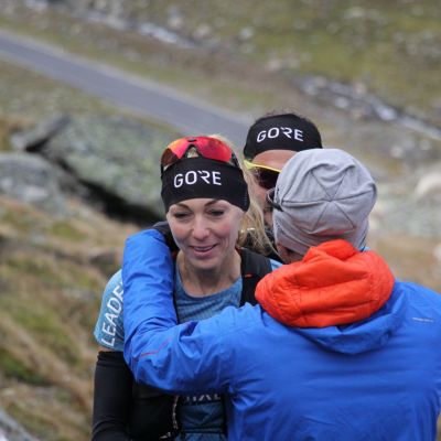 Eva bekommt eine Umarmung.