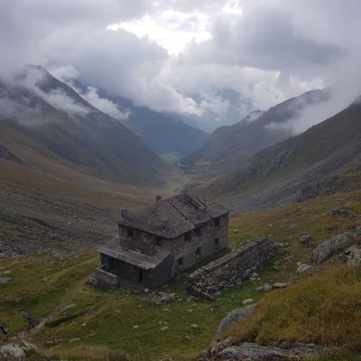 Direkt nach der Passhöhe steht ein verlassenes Haus.