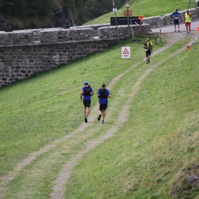 Dann geht es für 500 Meter an der Pass-Strasse entlang.