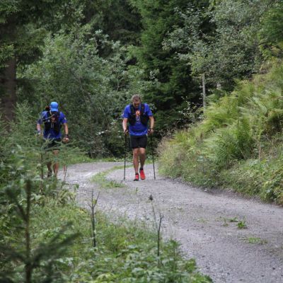 Auf einem Waldweg in Richtung Toninger Hütte.