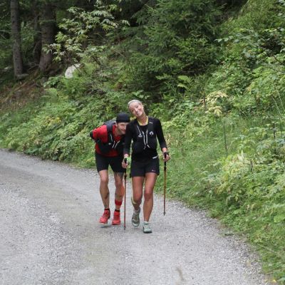 Jonas lässt sich allerlei Späße einfallen, um Anita bei Laune zu halten.