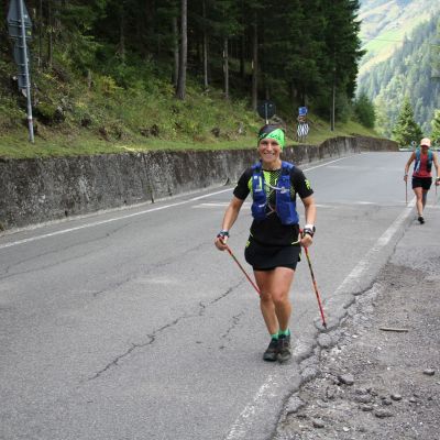 Gerade wieder im Van, um nach Stuls zu fahren. Da tauchen Sandra und Biggi auf.