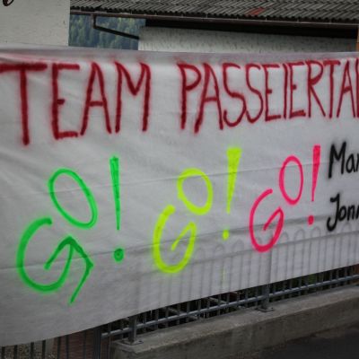 Manni und Jonny aus Stuls laufen als Team "Passeiertal". Die einheimischen Fans warten im Dorf ...