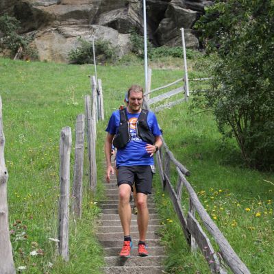 Sie tänzeln die Treppe runter.