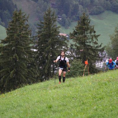 Pablo taucht auf, dahinter sieht man auch schon Lars.