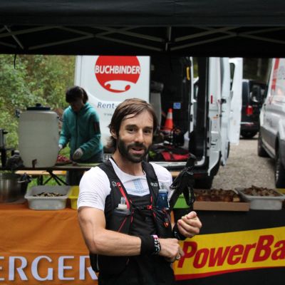 Pablo stärkt sich kurz an der Verpflegungsstation.