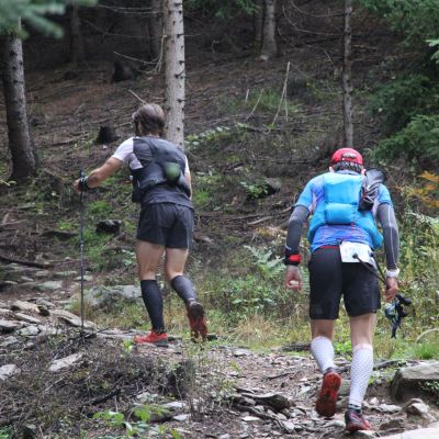 Dann verschwinden die beiden Spanier im Wald.