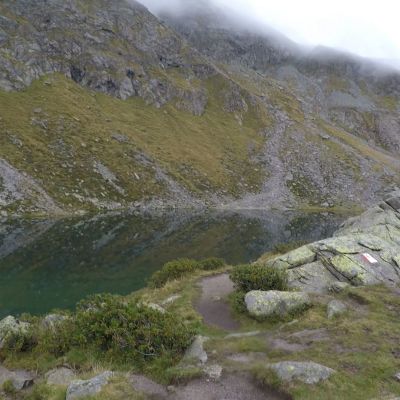 An einem schönen Bergsee vorbei.