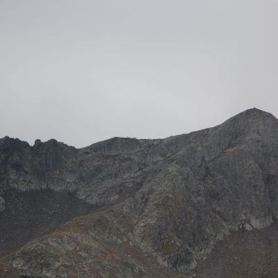 Oben auf der Scharte erkennt man mit guten Augen die Trailrunner am höchsten Punkt.