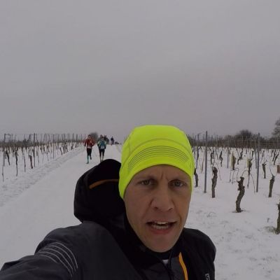 M&auml;rz 2018: Unser Gipfelst&uuml;rmer Stefan l&auml;uft beim Trail du Petit Ballon 2018 durch die verschneiten Weinberge in den franz&ouml;sischen Vogesen.