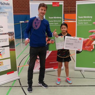 März 2018: Unser Jochen hatte zum vierten Mal die Ehre, im Namen der Förderinitiative "Team Nürnberg" einen Sportler des Monats auszeichnen. Für den Monat Februar 2018 wurde das Badminton-Nachwuchstalent Aurelia Wulandoko vom TSV 1846 Nürnberg auserwählt und bekam das von exito zur Verfügung gestellte Preisgeld in Höhe von 500 Euro.