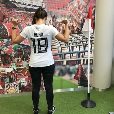 Juni 2018: Aus "Maurus" wird Kühn"! Grund genug für unseren Kunden Sportbedarf.de, Nicole mit einem nigelnagelneuen DFB-Trikot inklusive neuem Namen auszustatten. Großes Dankeschön!