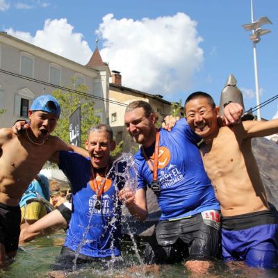 September 2018, Transalpine Run: Finisher-Bad im Brunnen in Brixen.