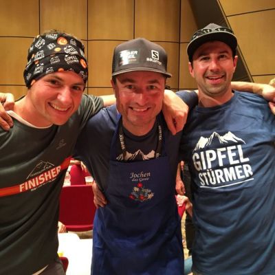 September 2018, Transalpine Run: Jochen bei der finalen Pasta-Party mit den Farbmacher-Brüdern Thomas und Stefan.