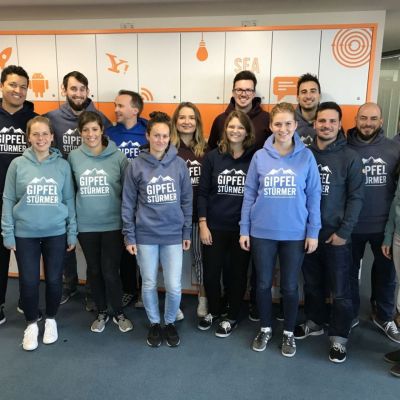 Oktober 2018: Die Gipfelstürmer-Kollektion wächst. Nach BUFFs und T-Shirts trägt unser Team seit heute mit Freude den neuen Gipfelstürmer-Hoodie.