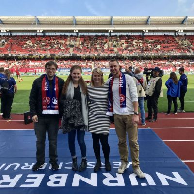 Oktober 2018: Jeden Tag schauen die drei aus ihren Büros im Business Tower Nürnberg zum Max-Morlock-Stadion. Heute haben es Vera, Bianca und Peter auf Einladung unseres langjährigen Kunden und Vermieters NÜRNBERGER Versicherung bis auf den Rasen des heiligen Achtecks geschafft.