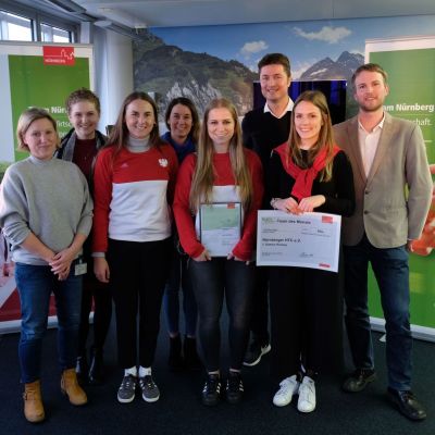 Februar 2019: „Team Nürnberg“ Preisverleihung „Team des Monats Januar 2019“. Im Namen der Förderinitiative durfte unser Jochen die Hockey-Spielerinnen des NHTC Nürnberg auszeichnen und das von exito zur Verfügung gestellte Preisgeld in Höhe von 500 Euro überreichen.