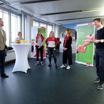 Februar 2019: „Team Nürnberg“ Preisverleihung „Team des Monats Januar 2019“. Im Namen der Förderinitiative durfte unser Jochen die Hockey-Spielerinnen des NHTC Nürnberg auszeichnen und das von exito zur Verfügung gestellte Preisgeld in Höhe von 500 Euro überreichen.