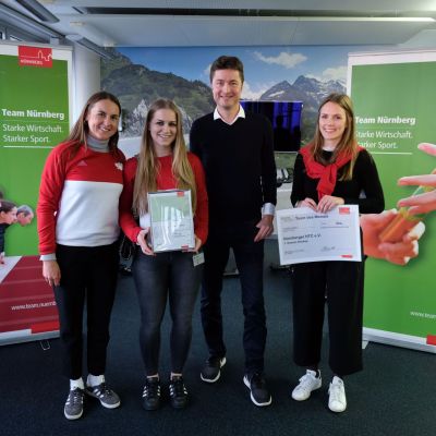 Februar 2019: „Team Nürnberg“ Preisverleihung „Team des Monats Januar 2019“. Im Namen der Förderinitiative durfte unser Jochen die Hockey-Spielerinnen des NHTC Nürnberg auszeichnen und das von exito zur Verfügung gestellte Preisgeld in Höhe von 500 Euro überreichen.