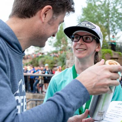 2019: Jochen überreicht der Siegerin Jennifer die nagelneue Gipfelstürmer-Trinkflasche als Preis.