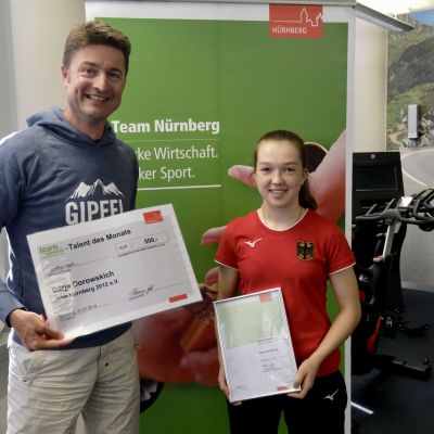 August 2019: "Talent des Monats Juli". Im Namen der Förderinitiative "Team Nürnberg" durfte unser Jochen das Judo-Ausnahmetalent Darja Dorowskich vom Verein Jahn-Nuernberg 2012 auszeichnen und das von exito zur Verfügung gestellte Preisgeld in Höhe von 500 Euro überreichen.