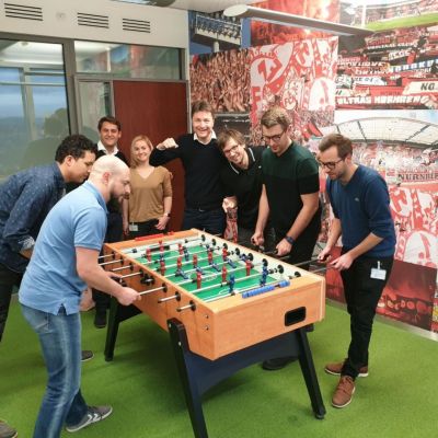 Januar 2019: Kickern im exito B&uuml;ro beim gemeinsamen Team-Event mit unserem Technologie-Partner intelliAd. 