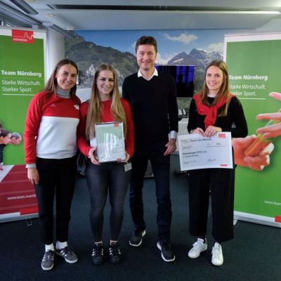 Februar 2019: &bdquo;Team N&uuml;rnberg&ldquo; Preisverleihung &bdquo;Team des Monats Januar 2019&ldquo;. Im Namen der F&ouml;rderinitiative durfte unser Jochen die Hockey-Spielerinnen des NHTC N&uuml;rnberger Hockey und Tennis Club e. V. auszeichnen und das von exito zur Verf&uuml;gung gestellte Preisgeld in H&ouml;he von 500 Euro &uuml;berreichen.