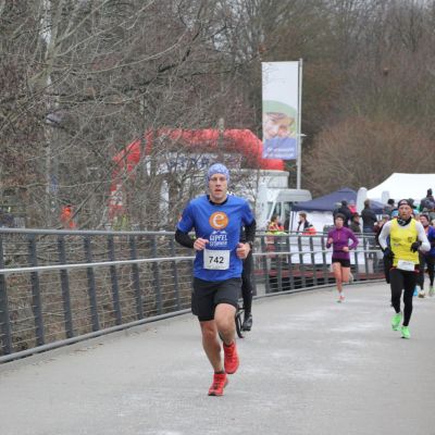 Nach 5 KM hat Stefan die erste Runde im Kasten und kommt in den TOP30 am Steg vorbei.
